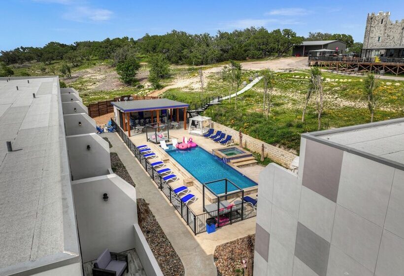 The Bentley Hotel   Clint Eastwood Room   Hill Country View