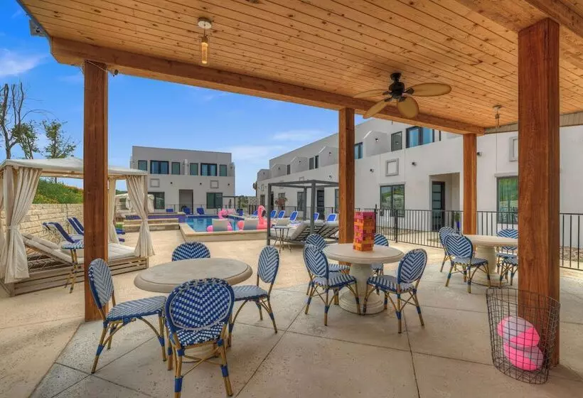 The Bentley Hotel   Clint Eastwood Room   Hill Country View