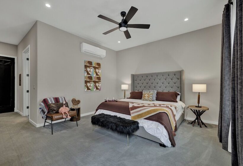 The Bentley Hotel   Clint Eastwood Room   Hill Country View