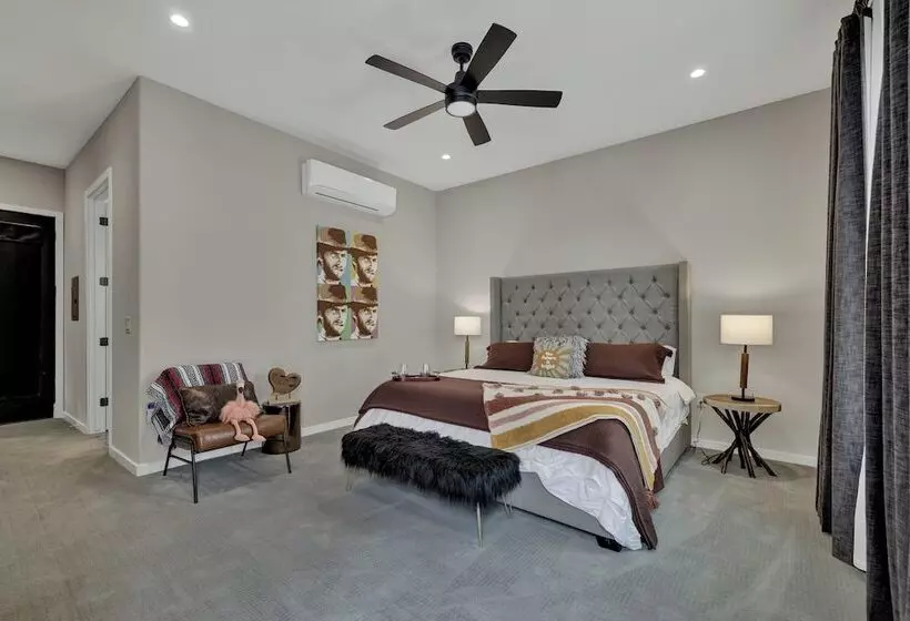 The Bentley Hotel   Clint Eastwood Room   Hill Country View