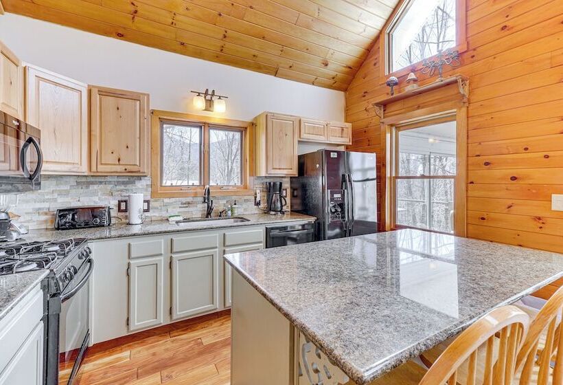 Jeffersonville Home W/ Deck Near Hiking & Climbing