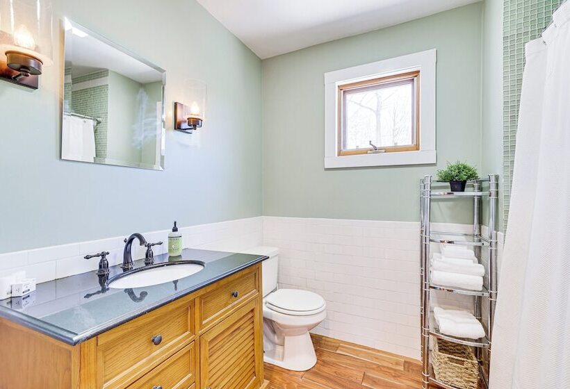 Jeffersonville Home W/ Deck Near Hiking & Climbing