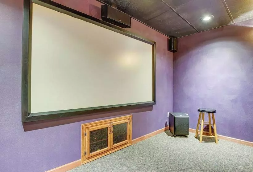 Menasha Home W/ Patio   Walking Distance To Lake!