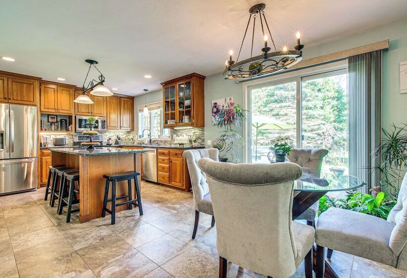 Menasha Home W/ Patio   Walking Distance To Lake!