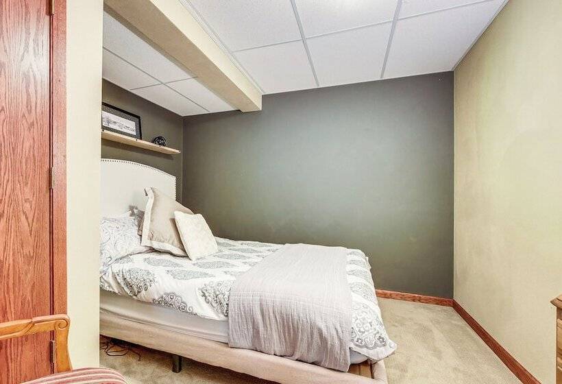 Menasha Home W/ Patio   Walking Distance To Lake!