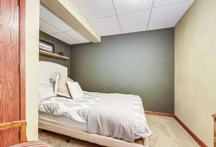 Menasha Home W/ Patio   Walking Distance To Lake!