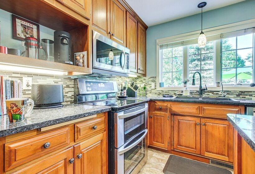 Menasha Home W/ Patio   Walking Distance To Lake!