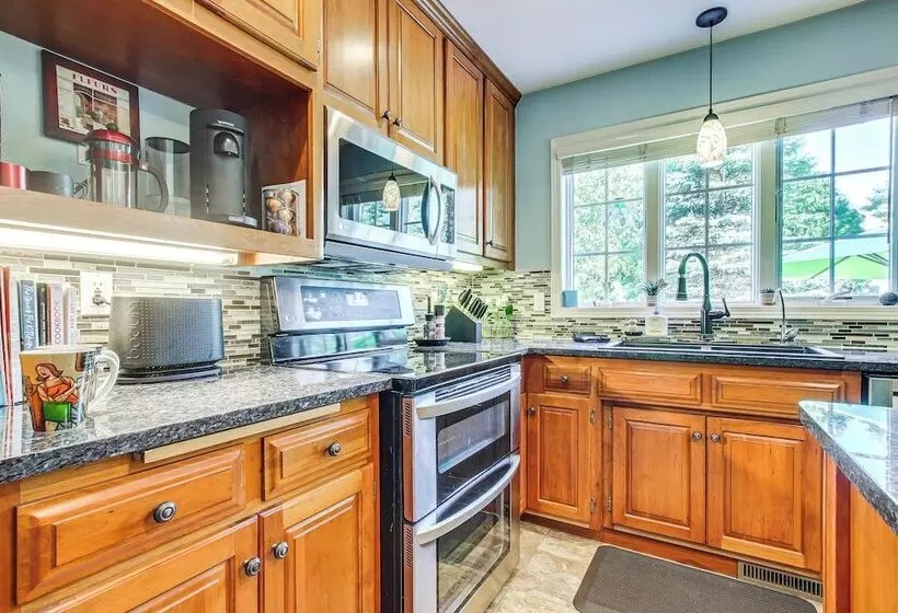 Menasha Home W/ Patio   Walking Distance To Lake!