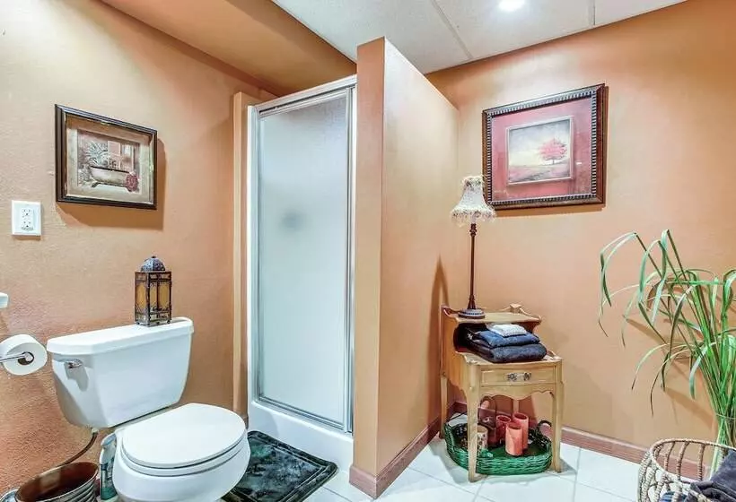 Menasha Home W/ Patio   Walking Distance To Lake!