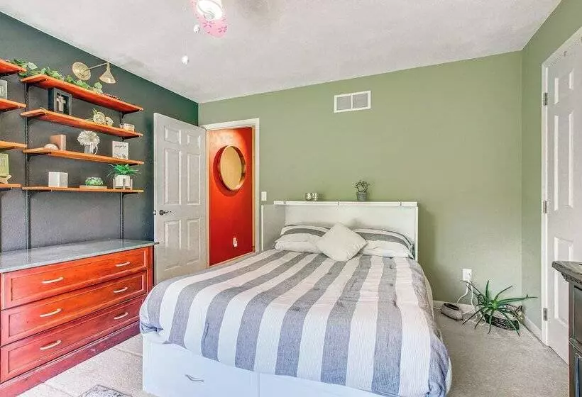 Menasha Home W/ Patio   Walking Distance To Lake!