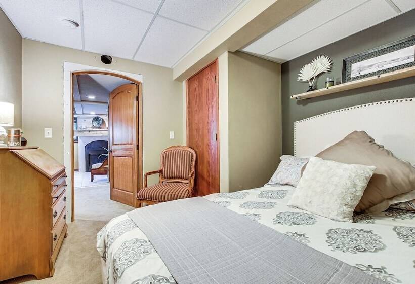 Menasha Home W/ Patio   Walking Distance To Lake!