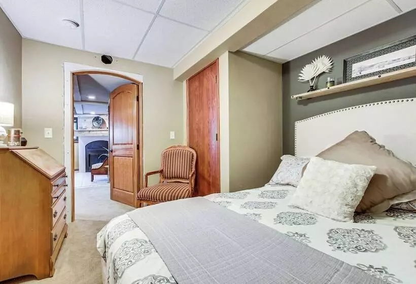 Menasha Home W/ Patio   Walking Distance To Lake!