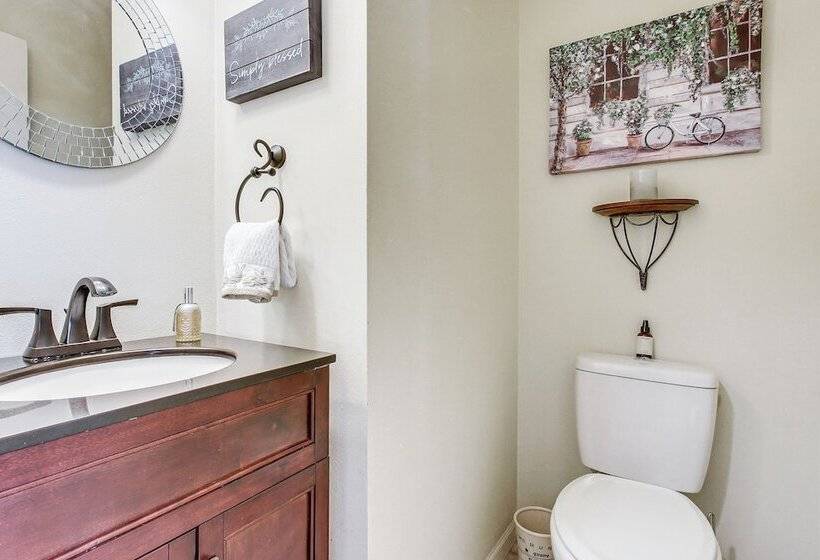 Menasha Home W/ Patio   Walking Distance To Lake!