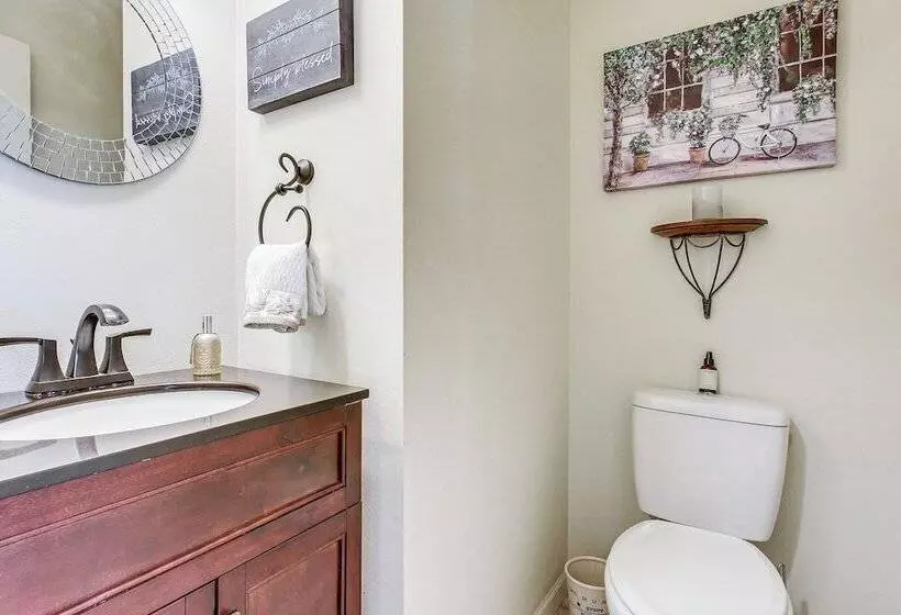 Menasha Home W/ Patio   Walking Distance To Lake!