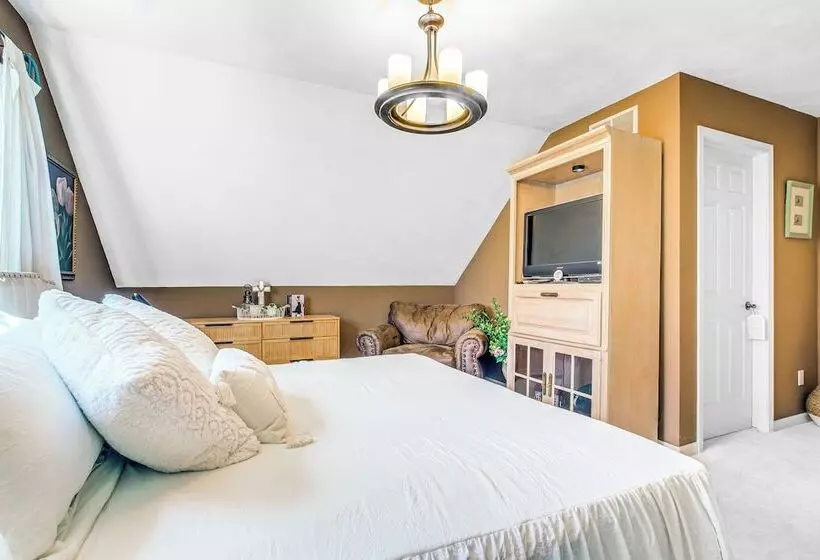 Menasha Home W/ Patio   Walking Distance To Lake!