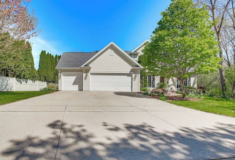 Menasha Home W/ Patio   Walking Distance To Lake!