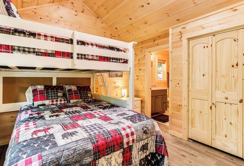 Peaceful Blue Ridge Cabin, Forest View & Fireplace