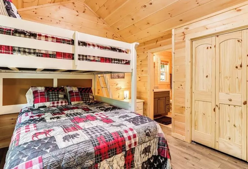 Peaceful Blue Ridge Cabin, Forest View & Fireplace