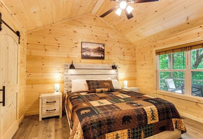 Peaceful Blue Ridge Cabin, Forest View & Fireplace