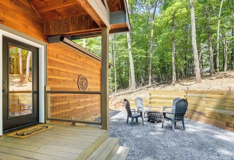 Peaceful Blue Ridge Cabin, Forest View & Fireplace