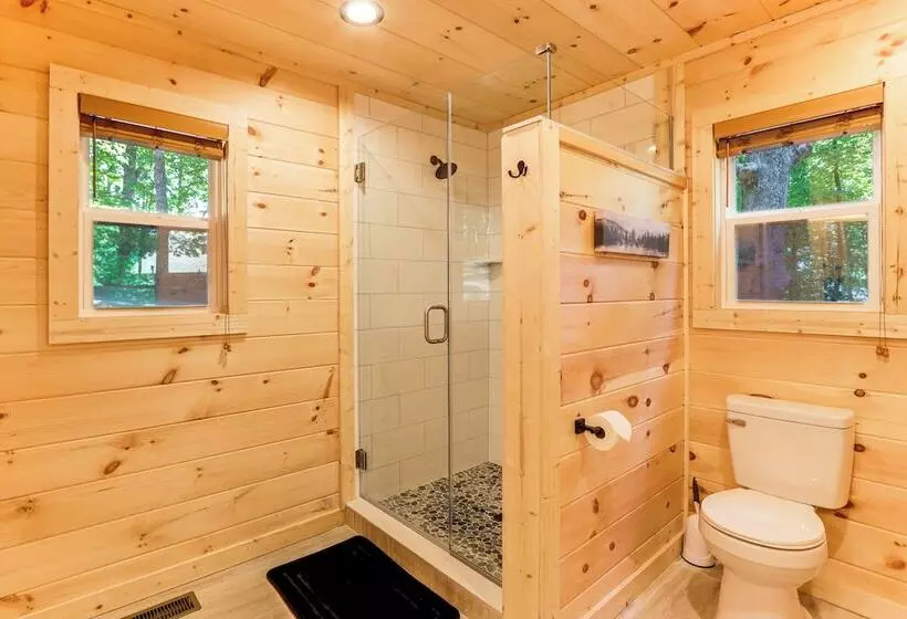 Peaceful Blue Ridge Cabin, Forest View & Fireplace