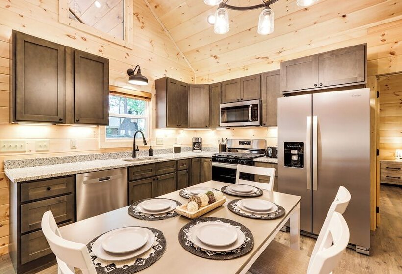 Peaceful Blue Ridge Cabin, Forest View & Fireplace