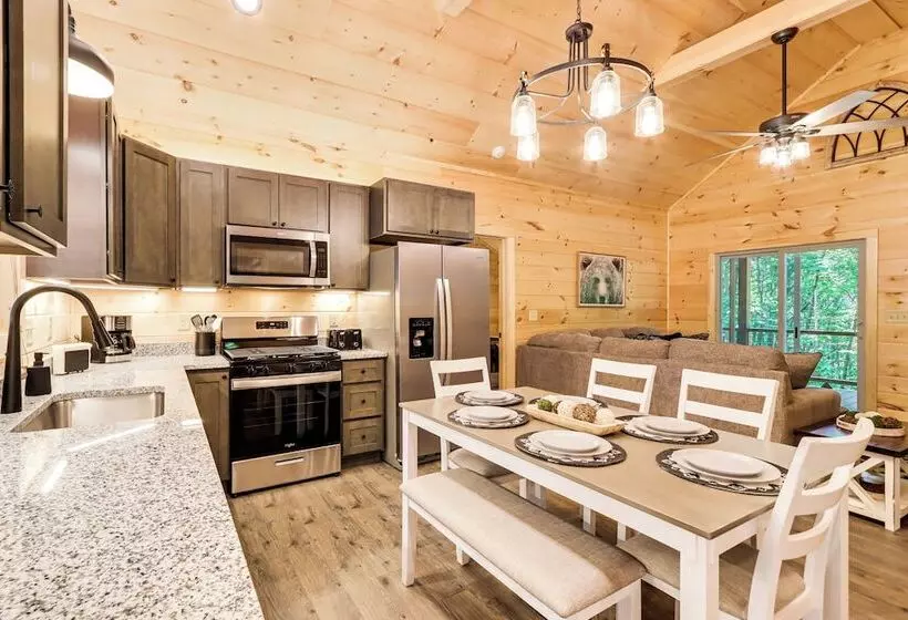 Peaceful Blue Ridge Cabin, Forest View & Fireplace