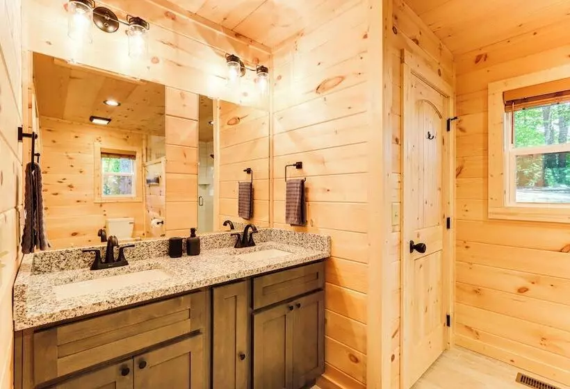 Peaceful Blue Ridge Cabin, Forest View & Fireplace