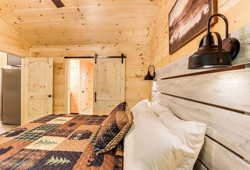 Peaceful Blue Ridge Cabin, Forest View & Fireplace