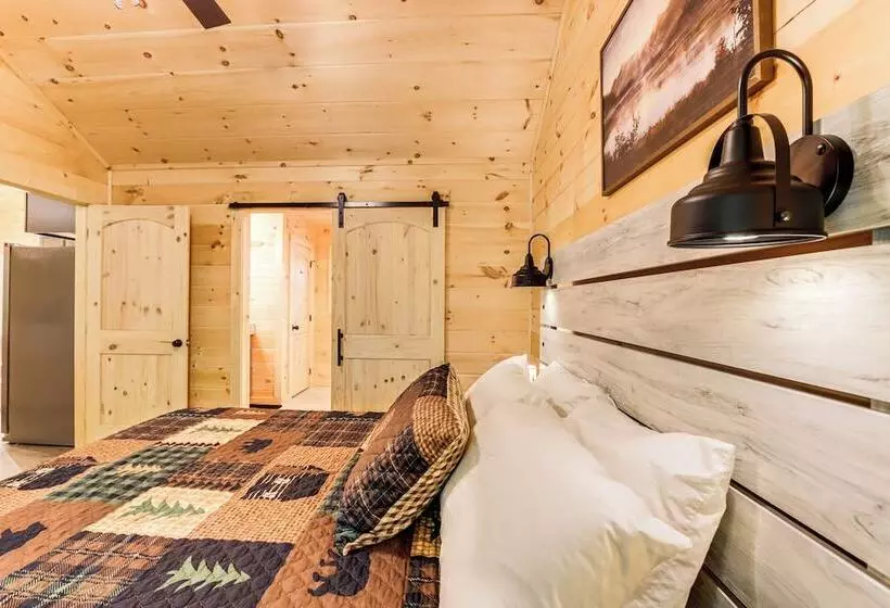 Peaceful Blue Ridge Cabin, Forest View & Fireplace