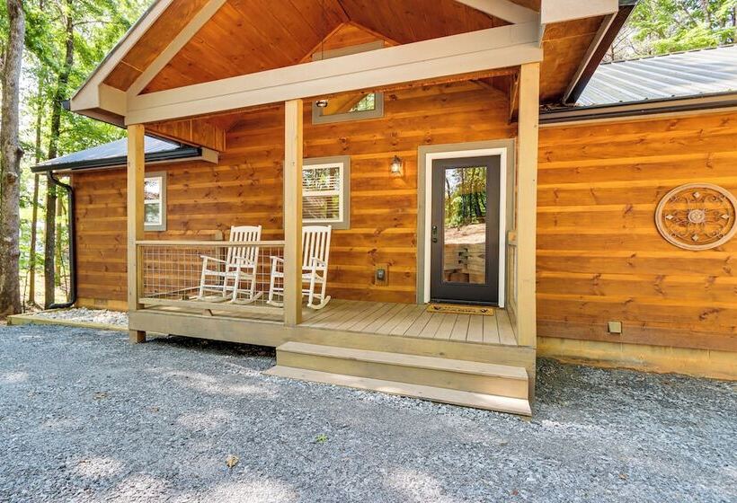 Peaceful Blue Ridge Cabin, Forest View & Fireplace