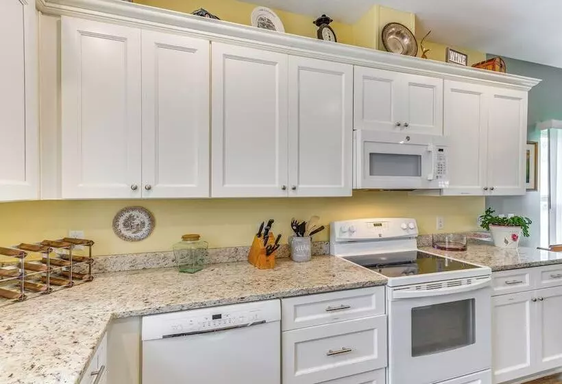 Pet Friendly Pensacola Home ~ 2 Mi To Bruce Beach!