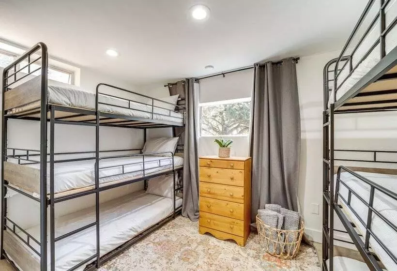 Pine Cabin W/ Large Deck & Scenic Mountain Views!