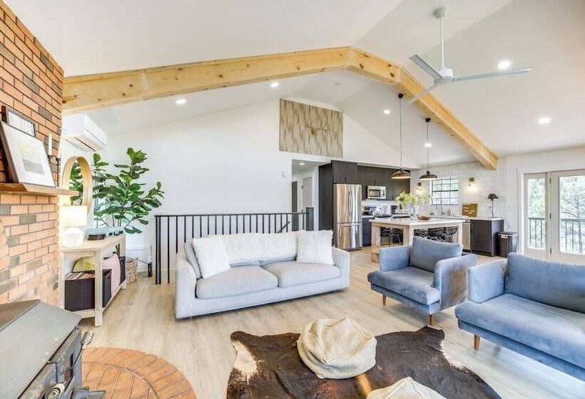 Pine Cabin W/ Large Deck & Scenic Mountain Views!