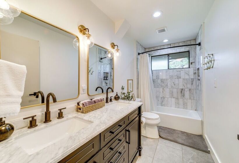 Pine Cabin W/ Large Deck & Scenic Mountain Views!