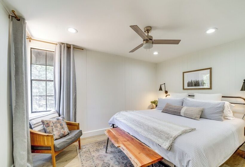 Pine Cabin W/ Large Deck & Scenic Mountain Views!