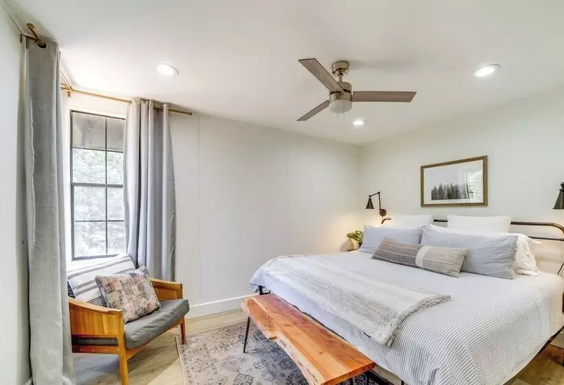 Pine Cabin W/ Large Deck & Scenic Mountain Views!