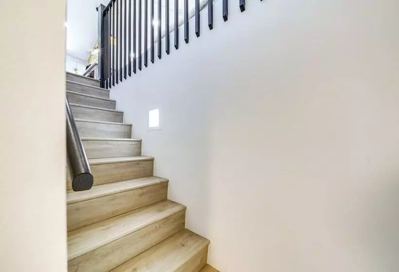 Pine Cabin W/ Large Deck & Scenic Mountain Views!