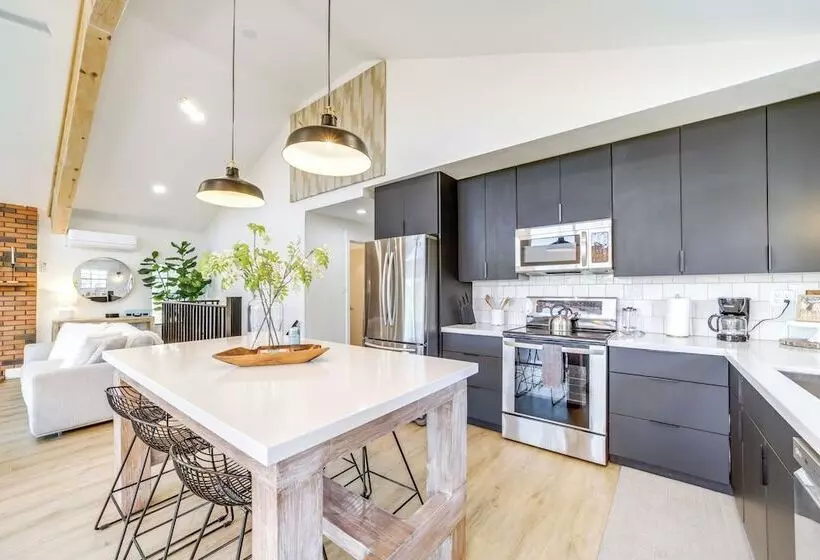 Pine Cabin W/ Large Deck & Scenic Mountain Views!