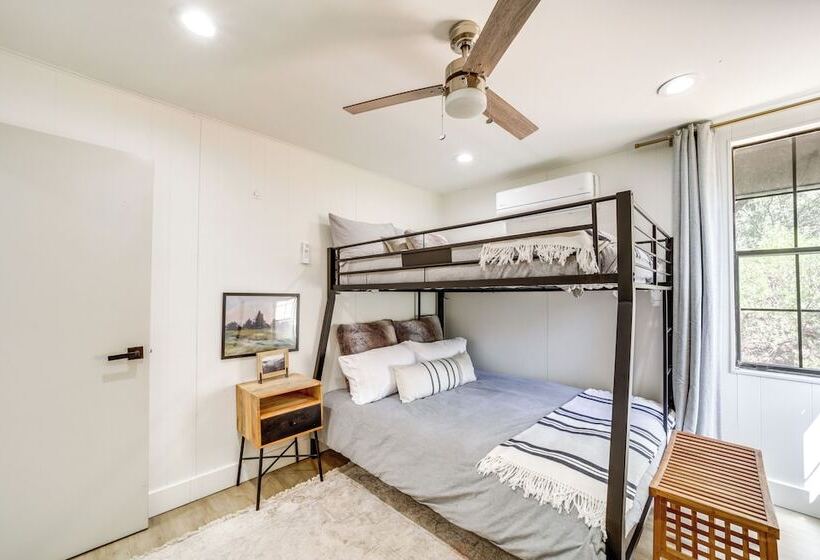 Pine Cabin W/ Large Deck & Scenic Mountain Views!