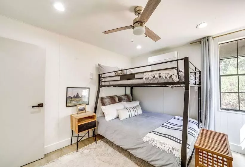 Pine Cabin W/ Large Deck & Scenic Mountain Views!