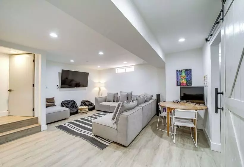 Pine Cabin W/ Large Deck & Scenic Mountain Views!