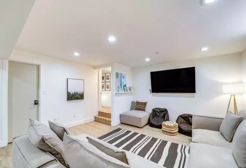 Pine Cabin W/ Large Deck & Scenic Mountain Views!