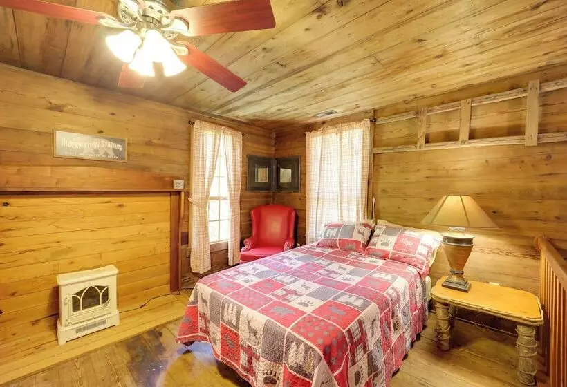 Fire Pit & Hot Tub: Dog Friendly Marion Retreat