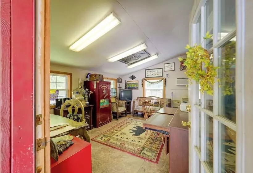 Fire Pit & Hot Tub: Dog Friendly Marion Retreat