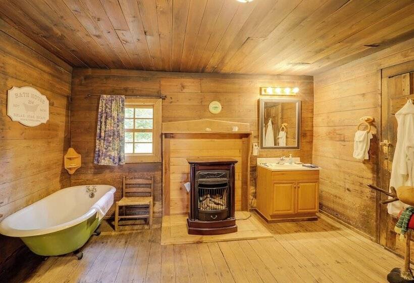 Fire Pit & Hot Tub: Dog Friendly Marion Retreat