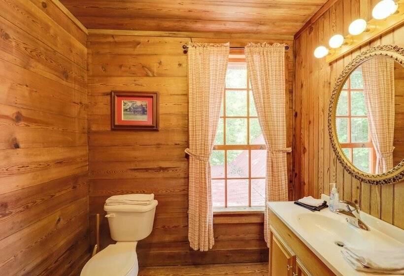 Fire Pit & Hot Tub: Dog Friendly Marion Retreat