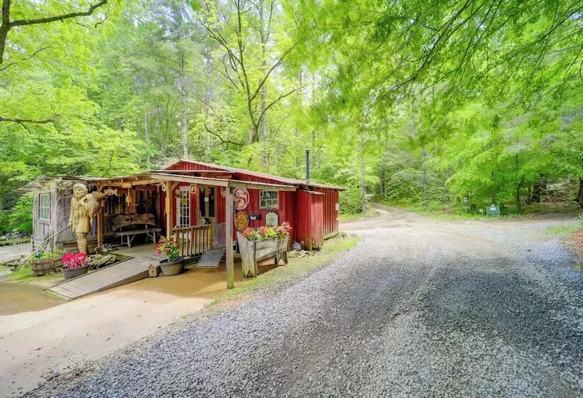 Fire Pit & Hot Tub: Dog Friendly Marion Retreat