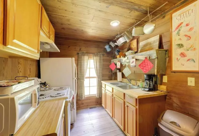 Fire Pit & Hot Tub: Dog Friendly Marion Retreat