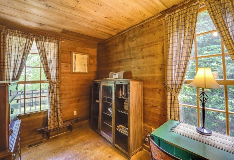 Fire Pit & Hot Tub: Dog Friendly Marion Retreat